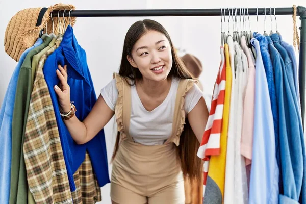 Νεαρή Ασιάτισσα Που Ψάχνει Για Ρούχα Στο Κατάστημα Λιανικής Πώλησης — Φωτογραφία Αρχείου