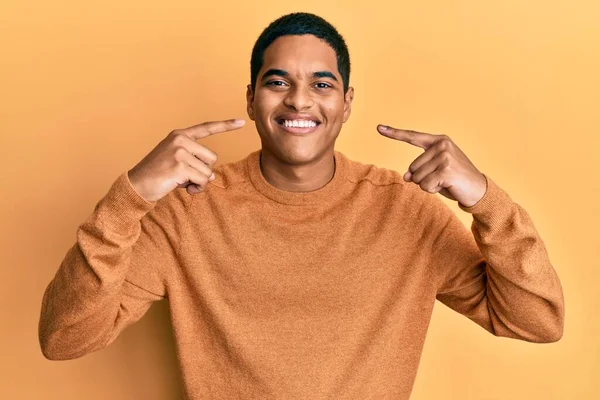 Homem Hispânico Bonito Jovem Vestindo Camisola Inverno Casual Sorrindo Alegre — Fotografia de Stock