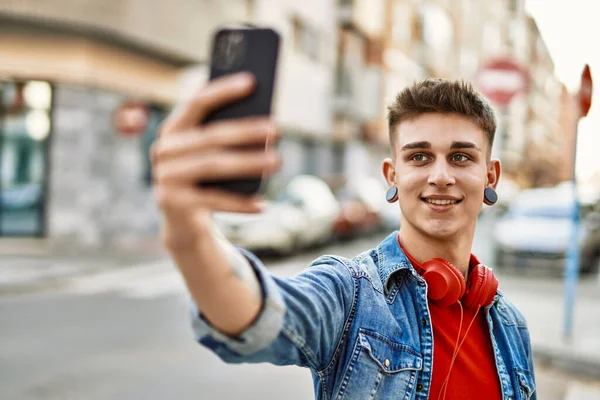 Joven Caucásico Sonriendo Tomando Una Foto Selfie Ciudad —  Fotos de Stock