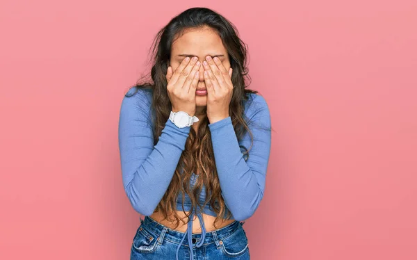 Menina Hispânica Jovem Vestindo Roupas Casuais Esfregando Olhos Para Fadiga — Fotografia de Stock