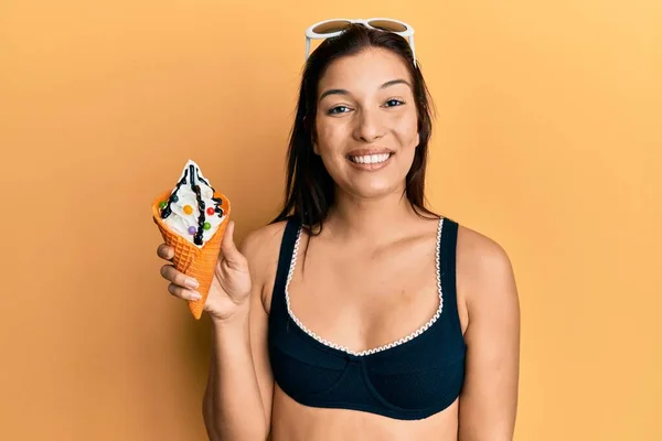 Mladá Latinská Žena Bikinách Drží Zmrzlinu Vypadá Pozitivně Šťastně Stojící — Stock fotografie
