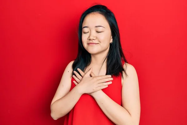 Mladá Číňanka Neformálním Oblečení Rukama Prsou Oči Zavřené Vděčným Gestem — Stock fotografie