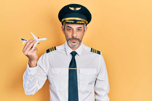 Knappe Middelbare Leeftijd Man Met Grijs Haar Dragen Vliegtuig Piloot — Stockfoto