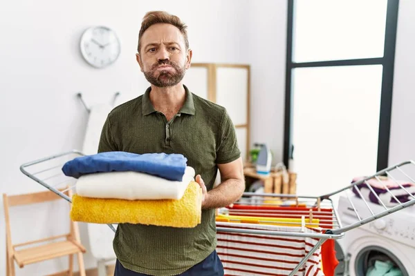 Medelålders Man Håller Vikt Tvätt Efter Strykning Puffande Kinder Med — Stockfoto