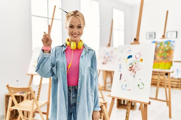 Joven Chica Caucásica Estudio Arte Mostrando Apuntando Hacia Arriba Con — Foto de Stock