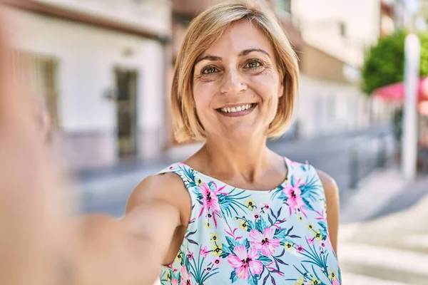 Middelbare Leeftijd Mooie Vrouw Glimlachend Vol Vertrouwen Park — Stockfoto