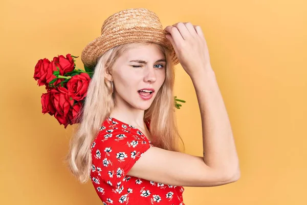 Sarı Saçlı Güzel Beyaz Kadın Elinde Buket Kırmızı Güllerle Kameraya — Stok fotoğraf