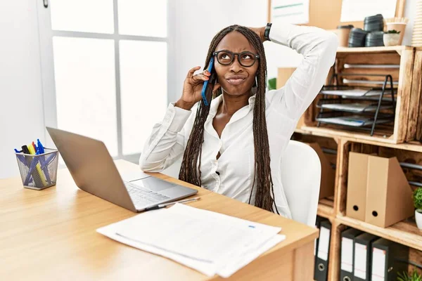 Mulher Negra Com Tranças Trabalhando Escritório Falando Telefone Confundir Perguntando — Fotografia de Stock