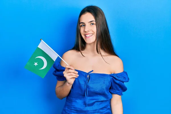 Молодая Брюнетка Подросток Пакистанским Флагом Выглядит Позитивно Счастливо Стоя Улыбаясь — стоковое фото