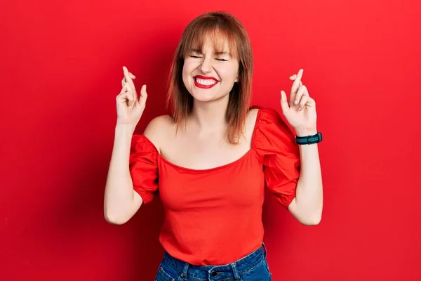 Jeune Femme Rousse Portant Shirt Rouge Décontracté Geste Doigt Croisé — Photo