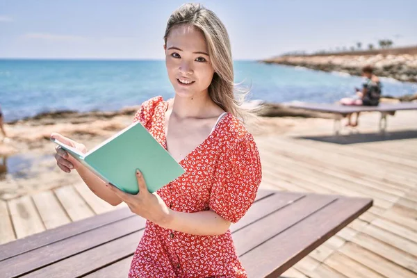 Joven Chica China Sonriendo Libro Lectura Feliz Playa — Foto de Stock