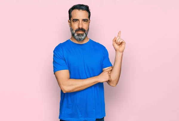 Man Van Middelbare Leeftijd Met Baard Casual Blauw Shirt Met — Stockfoto