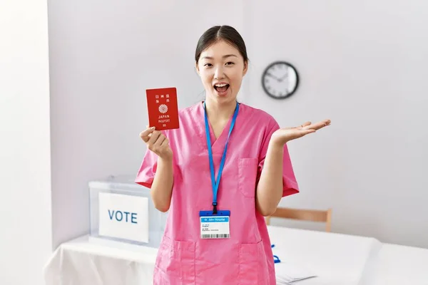 Молодая Женщина Медсестра Азии Выборах Парламент Поднятой Рукой Держит Японский — стоковое фото