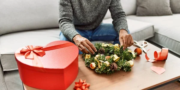 African American Man Decorating Christmas Centerpiece Sitting Sofa Home — Stock Photo, Image