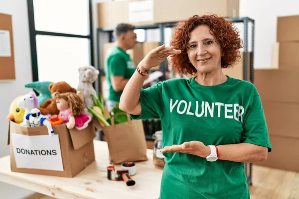 Bağışta Gönüllü Tişört Giyen Orta Yaşlı Bir Kadın Ellerinde Büyük — Stok fotoğraf
