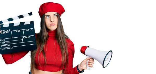 Junge Brünette Teenager Halten Videofilm Klapptafel Und Megafon Lächelnd Zur — Stockfoto