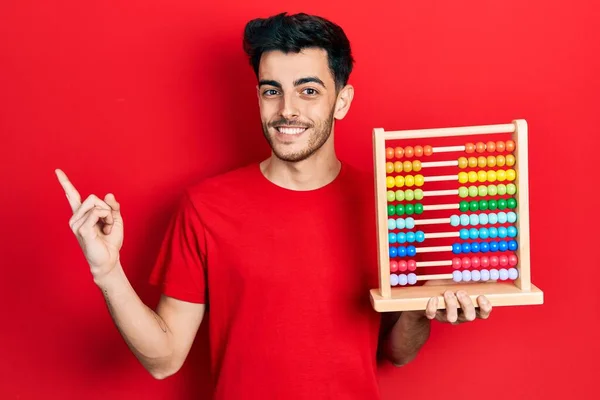 Ung Latinamerikansk Man Som Håller Traditionell Abacus Leende Glad Pekar — Stockfoto