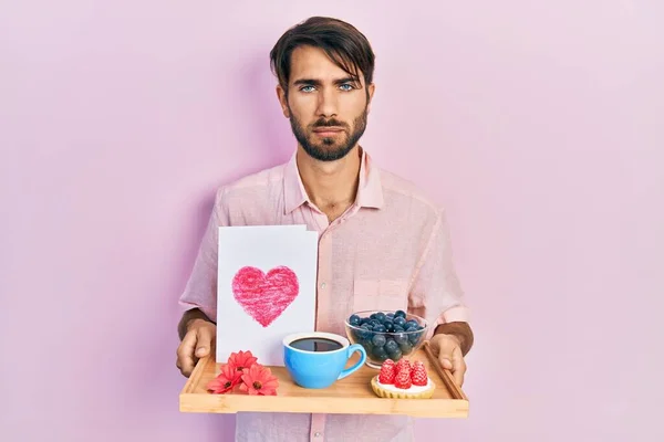 Молодий Іспаномовний Чоловік Тримає Лоток Сніданком Їжею Серцем Тягне Депресії — стокове фото