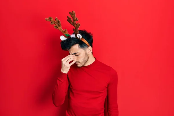 Junger Hispanischer Mann Mit Niedlichen Weihnachts Rentierhörnern Reibt Sich Müde — Stockfoto