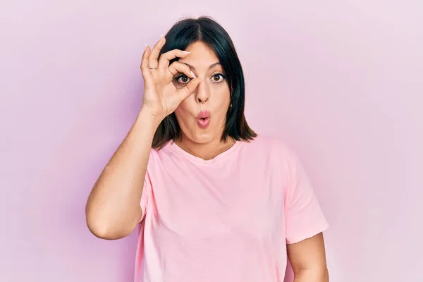 Mulher Hispânica Jovem Vestindo Camisa Rosa Casual Fazendo Gesto Chocado — Fotografia de Stock