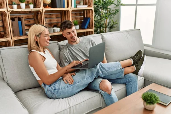 Joven Pareja Caucásica Sonriendo Feliz Usando Portátil Sentado Sofá Casa —  Fotos de Stock