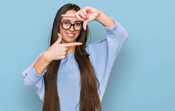 Νεαρό Ισπανόφωνο Κορίτσι Που Φοράει Casual Ρούχα Και Γυαλιά Χαμογελώντας — Φωτογραφία Αρχείου