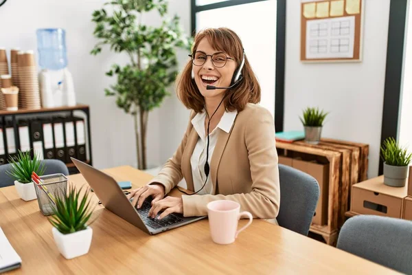 Jonge Blanke Call Center Agent Vrouw Glimlachend Gelukkig Werken Kantoor — Stockfoto