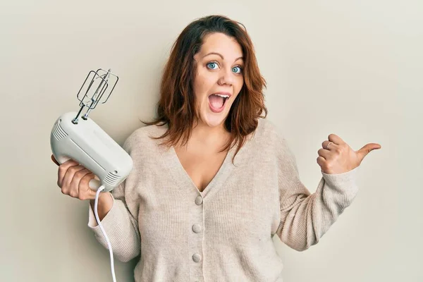 Young Caucasian Woman Holding Food Processor Mixer Machine Pointing Thumb — Stock Photo, Image