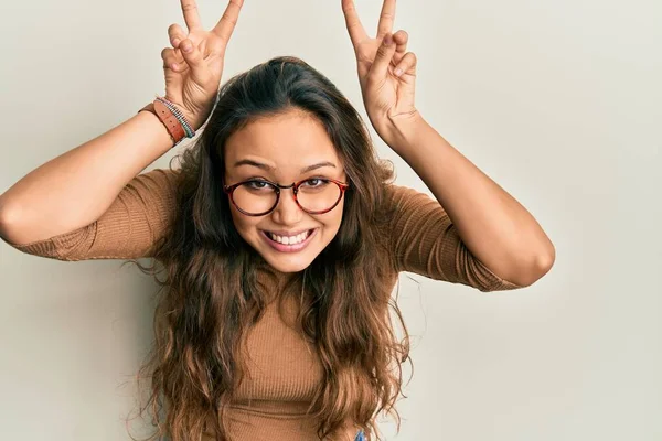 Ung Latinamerikansk Flicka Bär Casual Kläder Och Glasögon Poserar Rolig — Stockfoto