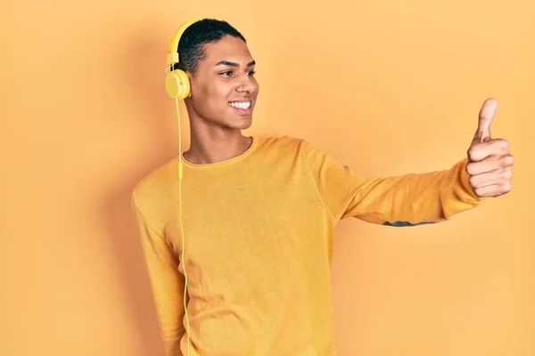 Ung Afrikansk Amerikansk Kille Lyssnar Musik Med Hörlurar Ser Stolt — Stockfoto