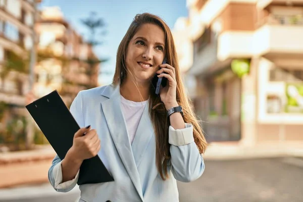 Jovem Mulher Negócios Loira Sorrindo Feliz Falando Smartphone Cidade — Fotografia de Stock