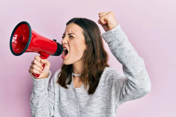 Mladá Brunetka Žena Křičí Křičí Přes Megafon Přes Růžové Izolované — Stock fotografie