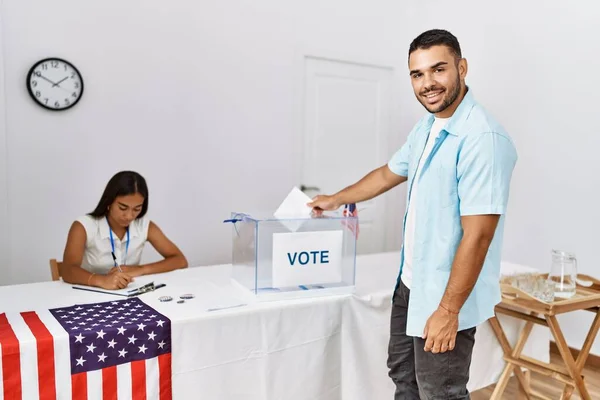 Jovem Eleitor Americano Sorrindo Feliz Colocando Voto Urna Faculdade Eleitoral — Fotografia de Stock