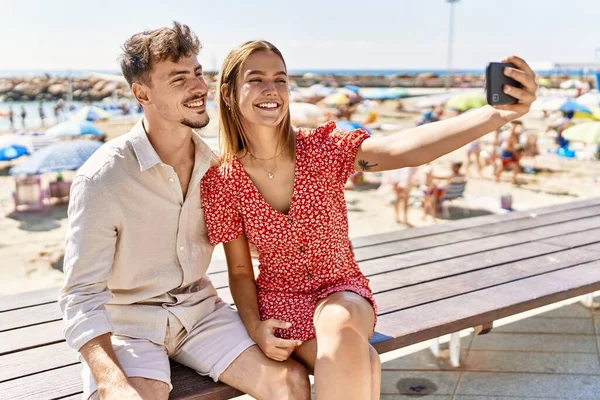 Jong Hispanic Paar Vakantie Glimlachend Gelukkig Staan Het Strand — Stockfoto