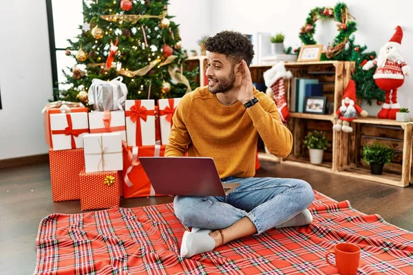 Joven Árabe Usando Portátil Sentado Junto Árbol Navidad Sonriendo Con — Foto de Stock