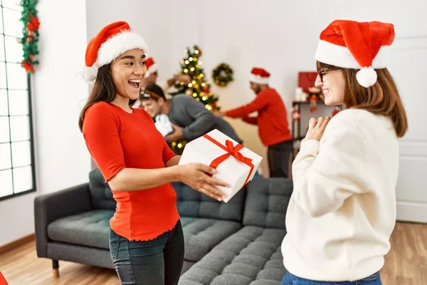 Jugendgruppe Auf Weihnachtstreffen Frau Überrascht Mit Geschenk Fremdes Mädchen Hause — Stockfoto