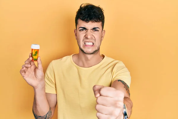 Joven Hombre Hispano Sosteniendo Pastillas Molesto Frustrado Gritando Con Ira — Foto de Stock