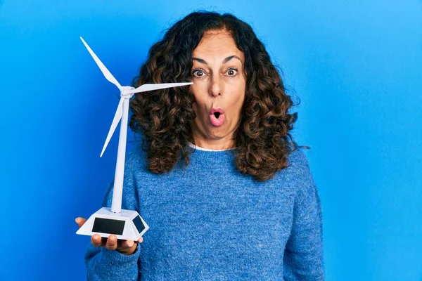 再生可能エネルギーのための太陽光発電所を保持している中世のパニック女性は恐怖と驚きのために口を開けて驚いて 不信の顔 — ストック写真