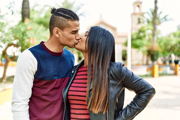 Genç Latin Bir Çift Öpüşüyor Sarılıyor — Stok fotoğraf