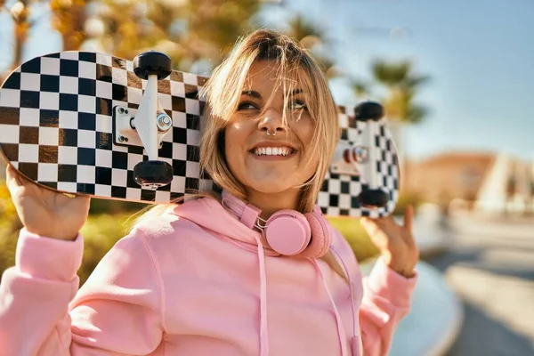 Junge Blonde Skaterin Lächelt Glücklich Und Hält Skate Der Stadt — Stockfoto