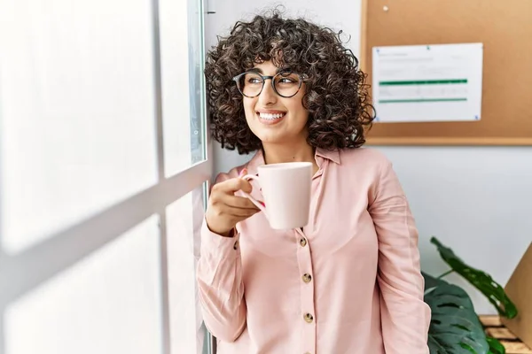 年轻的中东女商人开心地微笑着 在办公室喝咖啡 — 图库照片
