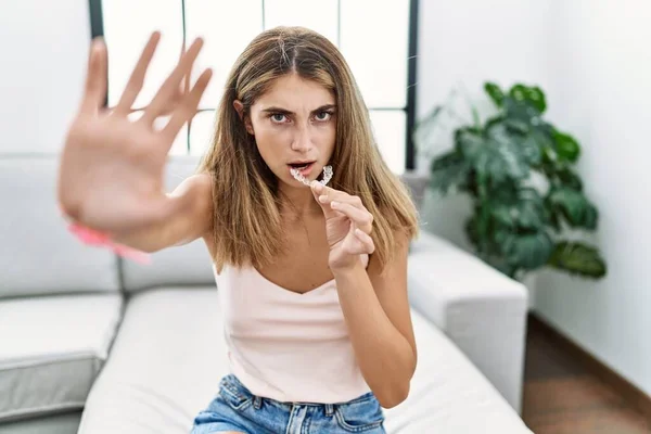 Mujer Rubia Joven Sosteniendo Alineador Invisible Ortodoncia Haciendo Stop Gesto —  Fotos de Stock