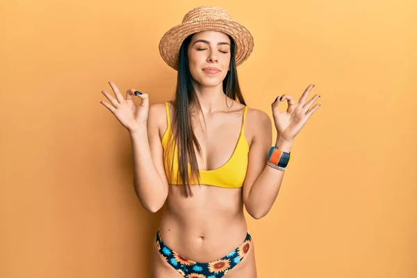 Jovem Hispânica Vestindo Biquíni Chapéu Verão Relaxar Sorrir Com Olhos — Fotografia de Stock