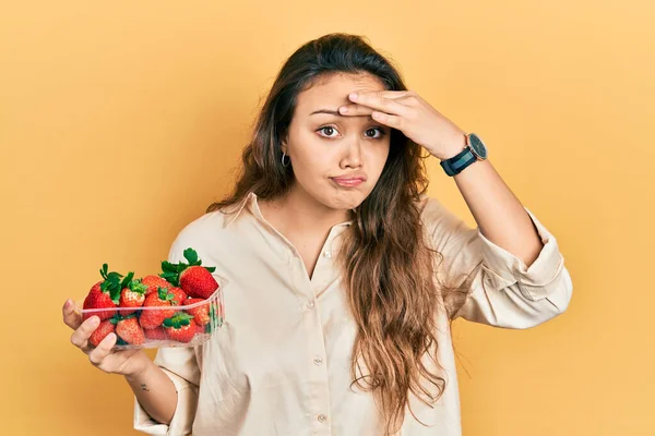 Chica Hispana Joven Sosteniendo Fresas Preocupada Estresada Por Problema Con —  Fotos de Stock