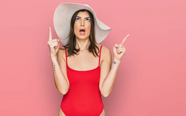 Beautiful Brunette Woman Wearing Swimsuit Summer Hat Amazed Surprised Looking — Stock Photo, Image