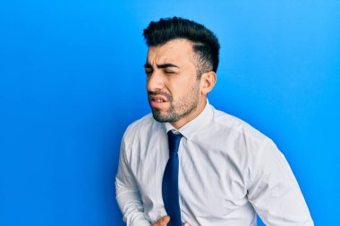 Mide bulantısı, acı verici bir hastalık yüzünden iş kıyafetleri giyen genç İspanyol bir adam. Ağrı kavramı. 