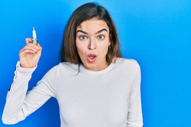 Genç beyaz kız elinde bujiyle korkmuş ve ağzı açık bir şekilde hayrete düşmüştü. 