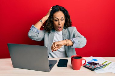 Ofiste çalışan orta yaşlı güzel bir kadın bir fincan kahve içiyor. Saatine bakıyor. Endişeli, geç kalmaktan korkuyor. 