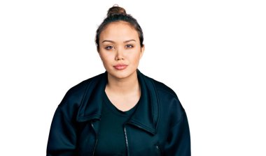 Spor giyimli genç İspanyol kız yüzünde ciddi bir ifadeyle rahatladı. Basit ve doğal bir şekilde kameraya bakıyorsun.. 