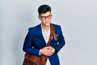 Mide bulantısı, acı verici bir hastalık yüzünden iş kıyafetleri giyen genç İspanyol bir adam. Ağrı kavramı. 